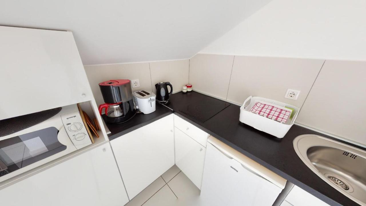 Number 5 Apartment Pakostane Bagian luar foto